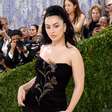 Charli XCX retorna com a nova música, 'Rock Music' e sim, ela agita