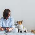 Seu pet dorme na sua cama? Veja cuidados importantes para a saúde