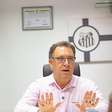Torcedor causa confusão ao cobrar a Marcelo Teixeira em universidade do presidente do Santos
