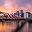 Com 1.770 metros de extensão e um vão central de 128 metros, a Peace Bridge sobre o Rio Niágara conecta o Canadá aos Estados Unidos