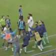 Jogador do Grêmio é atingido por voadora em jogo do Sub-17
