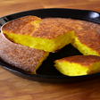 Bolo de milho com leite condensado: A receita que já sai cremosa do forno