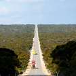A Eyre Highway na Austrália possui a maior reta do país com 146 km; a rodovia de 1.675 km cruza a planície de Nullarbor com trechos intermináveis