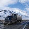 A Dalton Highway percorre 666 km majoritariamente de cascalho no Alasca; com temperaturas extremas, ela é a rota de carga mais isolada do Círculo Polar