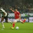 Internacional marca no último lance e empata com Coritiba