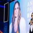 Ana Paula Renault chega a evento de helicóptero e recebe tratamento de popstar