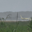 Avião cargueiro da Gol sai da pista durante pouso em Salvador