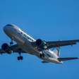 Avião pega fogo após atropelar pedestre durante decolagem nos EUA