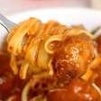 Almôndegas com molho de tomate suculentas, para acompanhar o macarrão no domingo do Dia das Mães