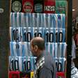 Por que roupas estão tão caras na Argentina e governo Milei estimula compras fora do país
