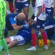 Matheus Henrique, do Cruzeiro, é levado para o hospital após pancada