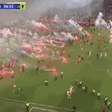Torcida invade campo antes de clube confirmar título, e jogo é suspenso; assista