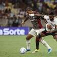 Sob vaias, Fluminense arranca empate contra o Vitória no fim