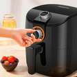 O truque do copo de água na airfryer para soltar a gordura e limpar é um dos melhores que me ensinaram