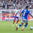 Jogador do Cruzeiro é substituído cuspindo sangue e vai a hospital