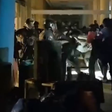 PM retira estudantes que invadiram reitoria da USP; alunos relatam uso de gás e cassetetes