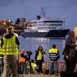 Navio com surto de hantavírus inicia desembarque de passageiros