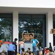 PM usa gás e cassetetes para retirar estudantes da USP