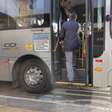 Dar bom dia para o motorista do ônibus parece um gesto gentil: mas psicólogos enxergam algo muito mais profundo