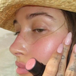 Você pode estar aplicando blush errado: aprendi com maquiadora as melhores texturas para qualquer maquiagem