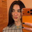 Dua Lipa vai à Justiça: cantora processa a Samsung em quase R$ 75 milhões por uso indevido de imagem em caixas de TV; entenda