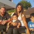 A exuberante mansão de 1.000m² de Messi: com estilo mediterrâneo, o refúgio milionário do jogador e de Antonela Roccuzzo tem piscina climatizada, quadra de padel, cinema e muito verde