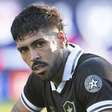 Após perder Alexander Barboza, Botafogo pode tirar zagueiro do Atlético-MG; entenda