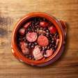 Sem tempo para feijoada? Aprenda a fazer feijão gordo no dia a dia