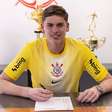 Goleiro de 16 anos assina primeiro contrato profissional com o Corinthians