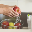 Pode lavar alimentos com água sanitária? Nutricionista responde!