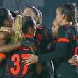Corinthians vence São Paulo, em noite da goleira Lelê, e dispara no Brasileirão Feminino