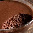 Nem creme de leite, nem leite condensado: essa mousse de chocolate perfeita é feita com ovos cozidos