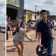 Repórter é agredido com capacete de moto enquanto cobria acidente de trânsito; veja vídeo