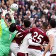 Após polêmica na Premier League, arbitragem inglesa estuda mudanças em puxões na área