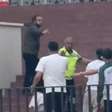 Ex-Arsenal, volante é perseguido e atacado por homem em shopping na Turquia; vídeo