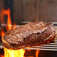 Poucas pessoas sabem, mas esse é o truque secreto dos churrasqueiros para deixar a carne mais suculenta e saborosa