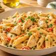 Macarrão cremoso saudável de uma panela só com frango: uma opção mais leve para o almoço em família