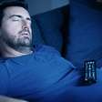 Dormir com a TV ligada faz mal? Hábito pode afetar o cérebro