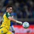 Goleiro do Goiás deixa Mineirão de ambulância, e volante termina partida improvisado no gol