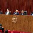Ao lado de Lula, Alcolumbre não aplaude Jorge Messias durante posse de Nunes Marques no TSE