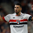 Após protesto no CT, Calleri encara torcida e dispara: "Estamos aqui para vocês xingarem"