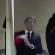 Jornalista descobre motivo de primeira-dama ter dado tapa no rosto de presidente; vídeo
