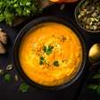7 receitas de caldos, cremes e sopas low carb para os dias frios