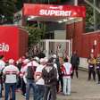 Torcida do São Paulo protesta no CT após eliminação na Copa do Brasil