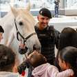 Cavalo da Brigada Militar visita crianças da pediatria e oncologia na Santa Casa de Porto Alegre