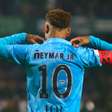 Neymar é provocado ao ser substituído e responde torcida do Coritiba