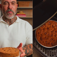 Com manteiga, açúcar e chocolate: descobri com o Henrique Fogaça, do 'MasterChef Brasil', uma torta cookie na airfryer tão fácil que virou vício em casa