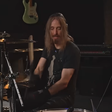 Aula: baterista do Megadeth toca Raimundos após ouvir pela primeira vez