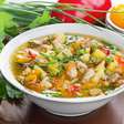 Sopa de legumes cremosa é a aposta certeira para aquecer no frio