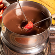 Nem todo chocolate funciona no fondue; saiba escolher o melhor